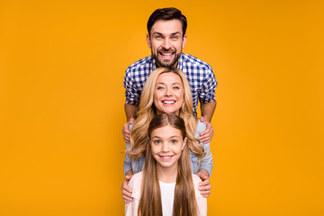 Photo beautiful mom lady handsome husband dad couple little school girl daughter standing in order...