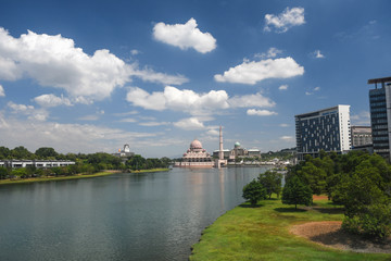 Obraz premium The Putra Mosque - principal mosque of Putrajaya city, Malaysia