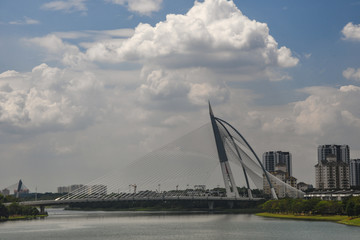 Obraz premium Futuristic asymmetric cable-stayed Seri Wawasan Bridge, Putrajaya city, Malaysia