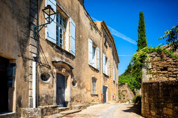 Il minuscolo e antico villaggio collinare di Maubec-Vieux. Luberon, Provenza, Francia