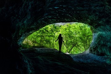 Silhouette einer Frau in einer Höhle