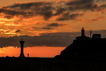 Pescador al atardecer un dia de verano pesca junto a la orilla © Efrén