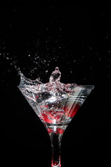 サクランボがグラスに落ちる瞬間