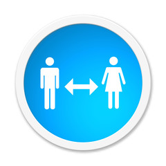 Runder blauer Button zeigt: Bitte Abstand halten - Pfeil zwischen 2 Personen