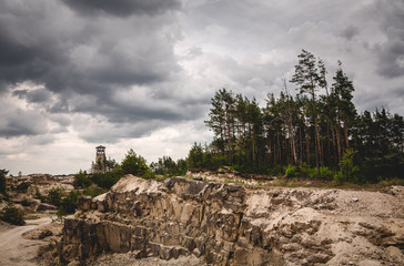 kamienna wieża nad kamieniołomem  © Grzegorz