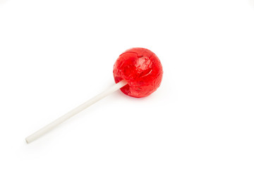 Piruleta roja de fresa con palo sobre fondo blanco liso y aislado. Vista de frente y sperior. Copy space