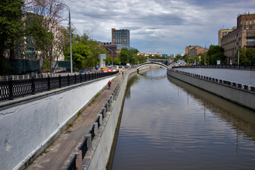 Fototapeta na wymiar View from the Yauzskaya street to the Yauzu river and Serebryanicheskaya and Bernikovsky embankments