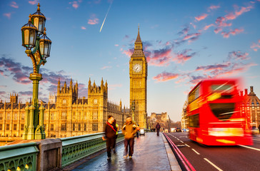 Fototapeta na wymiar Big Ben and westminster bridge in London at morning