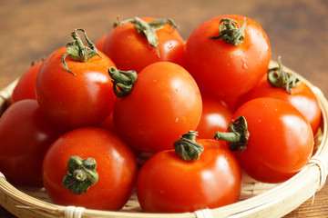 ざるの上のたくさんのミニトマト