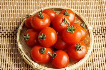 ざるの上のミニトマト