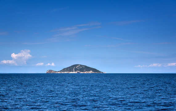 This is an uninhabited island of Kelifos in the Toroneos Gulf of the Aegean Sea, Halkidiki, Greece
