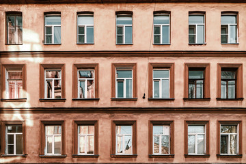 Obraz premium Windows of old buildings in Saint Petersburg, background-symmetry in buildings. 