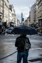 Mujer  con  paraguas bajo la lluvia 