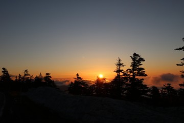Fototapeta premium 国道最高点２９２号線から見る夜明けの日の出と雲海の光景