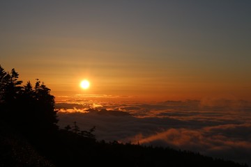 国道最高点２９２号線から見る夜明けの日の出と雲海の光景