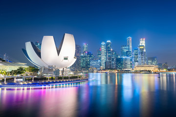 Fototapeta premium Panoramę Singapuru na przystani o zmierzchu.
