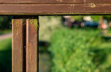 Pasamanos de madera en un dia soleado con fondo desenfocado