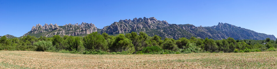 Panorama sur un massif montagneux
