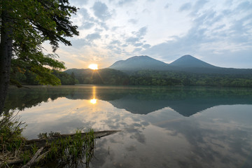 北海道オンネトー静寂の湖で迎える日の出の時間