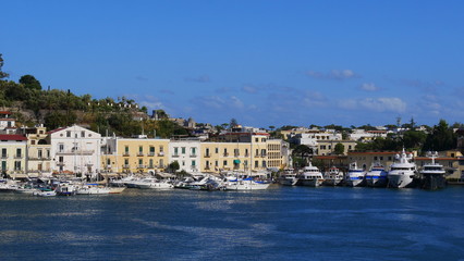Fototapeta na wymiar Hafen von Ischia mit Yachten und Booten im Vordergrund