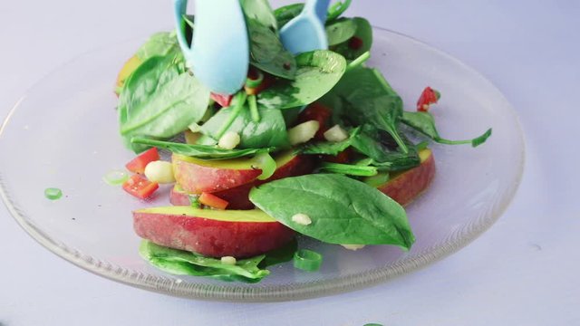 Spinatsalat mit Pfirsich und Fenchel wird serviert