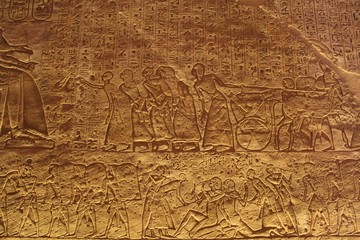 Obraz premium Abou Simbel interior wall cravings in Aswan showing offering rituals