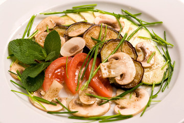 Salad with fresh and grilled vegetables and raw champignons.