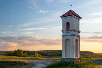 Foto auf Leinwand Kapliczka polna w Gietrzwałdzie - wieś na Warmii i mazurach, Polska - krajobraz wiosenny, zachód słońca. © Grzej