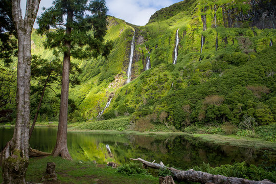 Wasserf&auml;lle Po&ccedil;o Ribeira do Ferreiro auf der Azoreninsel Flores
