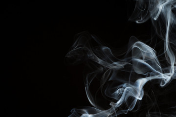 Fototapeta dym z kadzidełka na czarnym tle obraz