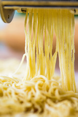 makaron, jedzenie, spagetti, włoch, posiłek, gotowanie, zółty, nieugotowany, zdrowa, gotowanie, obiad, jeść, lunch, italia, mąka, domowy, jajka, woda © yanek