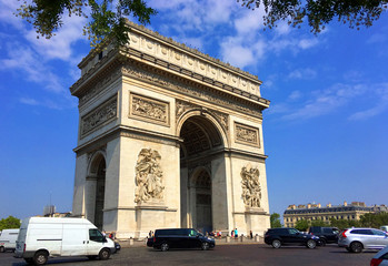 Fototapeta na wymiar Arc de Triomphe in the Summer (with traffic), Paris, France