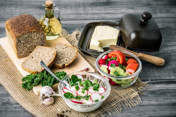 jedzenie, posiłek, jarzyna, zdrowa, swiezy, pomidor, ser, kanapka, przekąska, lunch, śniadanie, płyta, zieleń, dania, delikatesowy, pomidor, przepyszny, jarmuż, rzodkiewka, chleb, żytni, razowy, czosn