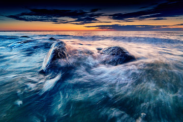 paysage marin de rocher baltique longue exposition après le coucher du soleil