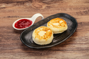 Cottage cheese pancakes with strawberry jam