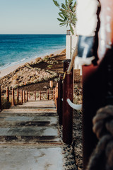 Strandweg bestehend aus Treppen die nach unten zum langen Strand in Fuerteventura führen Strand ist bei Esquinzo wo Ebbe und Flut sich abspielen