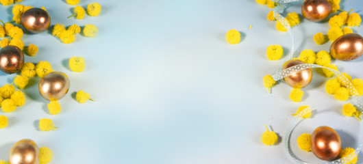 Obraz premium Blooming mimosa branches with easter eggs