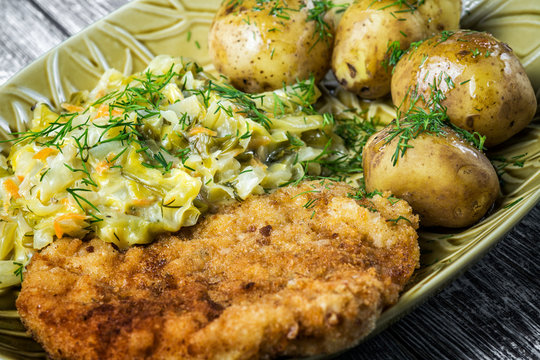 kotlet schabowy z młodą kapustą i młodymi ziemniaczkami, jedzenie, posiłek, obiad, smażone, lunch, piec, gotowanie, wieprzowina, delikatesowy, kartofel, jeść, kotlet, schabowy, kapusta, domowe