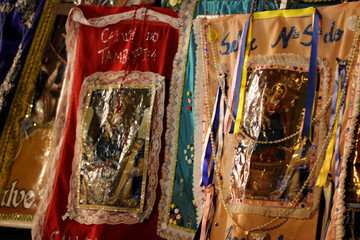 Bandeiras  coloridas da Congada no Brasil