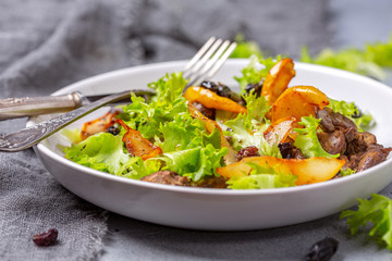 Salad with chicken liver, fresh lettuce and caramelized pear.