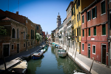 Fototapeta na wymiar Samall channel and beautiful colored houses in Venice, taly
