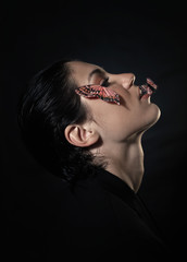 ritratto donna ragazza e farfalla