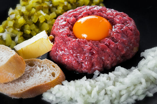 tatar wołowy, jedzenie, śniadanie, posiłek, jaj, wołowina, płyta, obiad, lunch, czerwień, przekąska, nieugotowany, przepyszny, zdrowa, tatar, jajko, masło, surowe, og&oacute;rek, cebula, pieczywo, oliwa