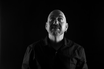 Obraz premium portrait of a man in low key, look up and black and white