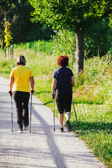 Rentner beim Sport im Sonnenuntergang / Walking