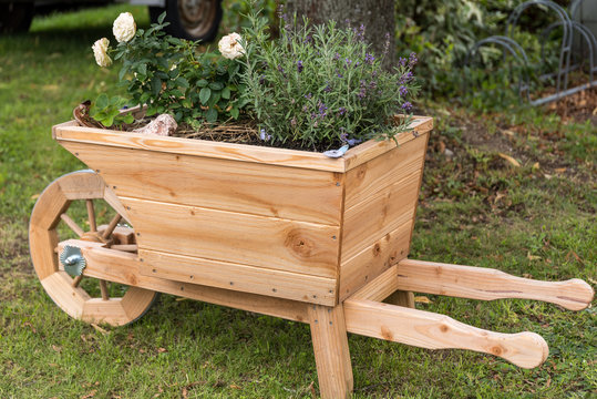 Holzschubkarre und Blumentopf