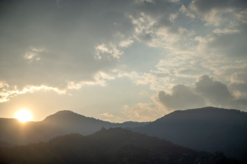 paisaje de montaña en el atardecer