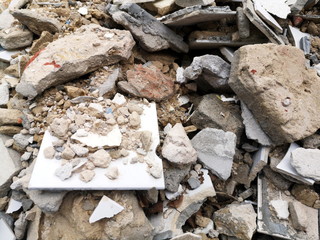 Bauschutt unterschiedlichen Ursprungs in Beige Naturfarben nach Abrissarbeiten in einem Container...