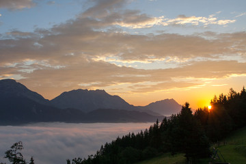 Wschód słońca w mglisty poranek - Petersberg, Austria