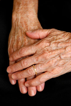 M&atilde;os de senhora idosa orando